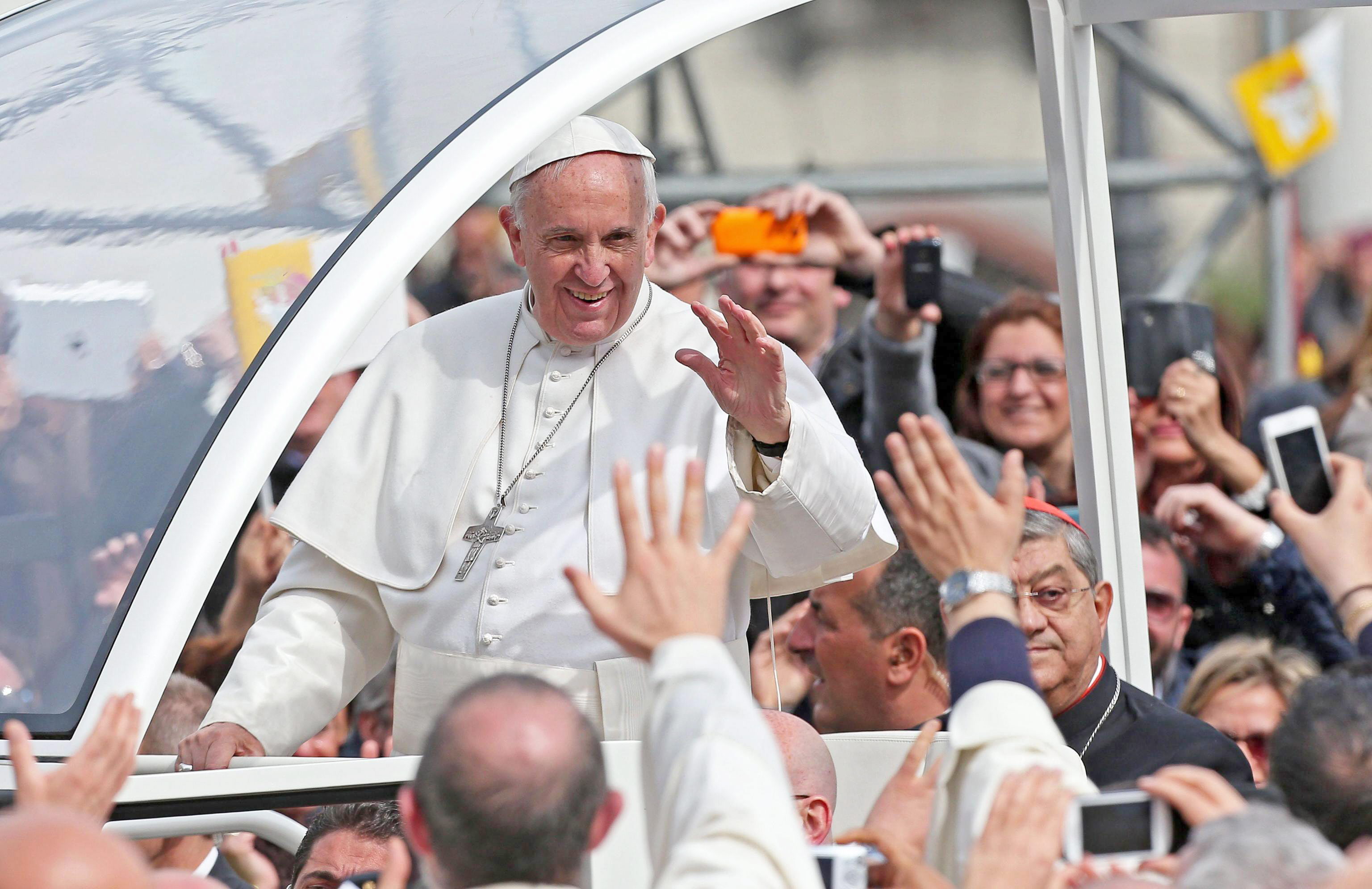 El papa fue recibido en Scampia por decenas de miles de creyentes.