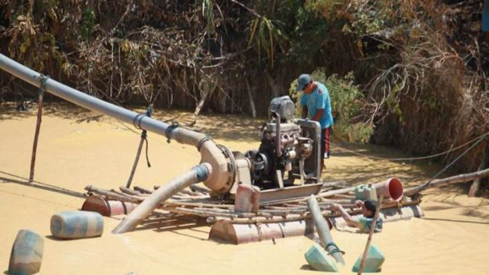 En Perú, las aguas contaminadas con mercurio de los ríos Manu y Candamo llegan hasta las reservas nacionales del Manu y Tambopata.