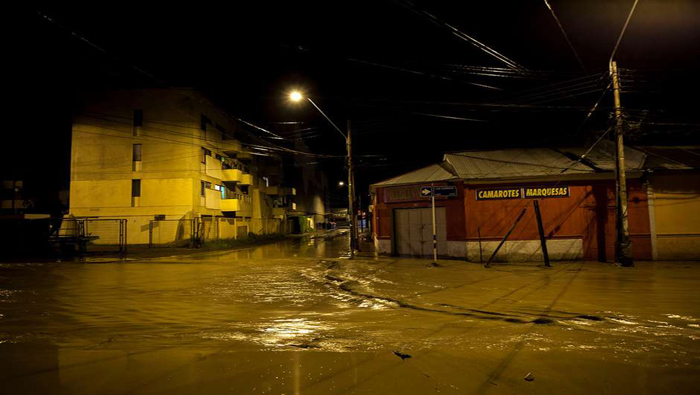 Las fuertes lluvias han aumentado el caudal de varios ríos, inundando las principales calles de la ciudad de Copiapó, a 800 km al norte de Santiago.