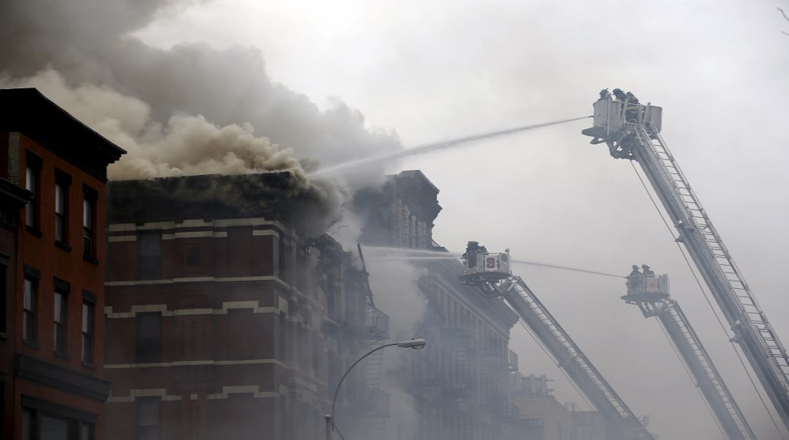 Más de 200 bomberos están atendiendo el incendio producido presuntamente por una fuga de gas en un restaurante. 
