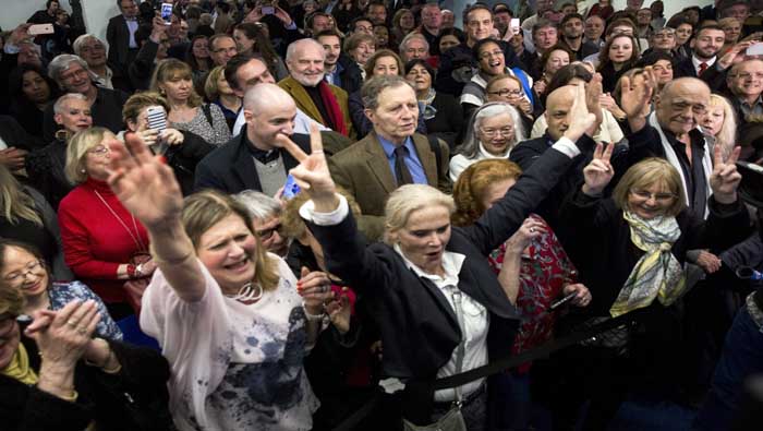 Los simpatizantes del partido Unión por un Movimiento Popular (UMP) celebran la victoria de la derecha en las elecciones departamentales.