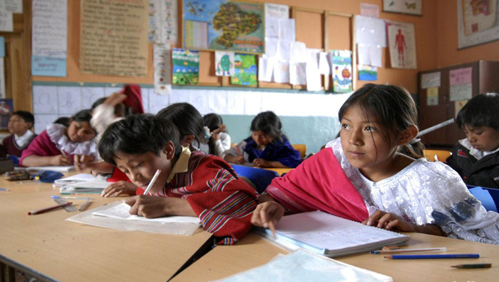 Ecuador fortalece la educación intercultural bilingüe.