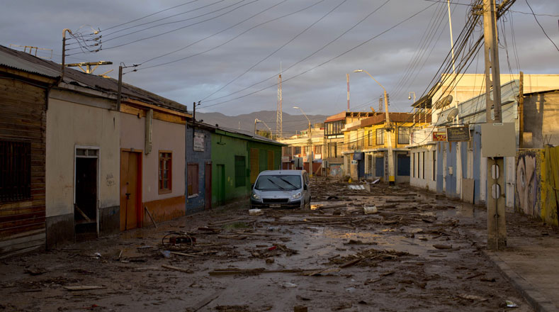 Calle cubierta de lodo y escombros arrastrados por el agua en Chañaral, ubicada a 167 km de Copiapó .
