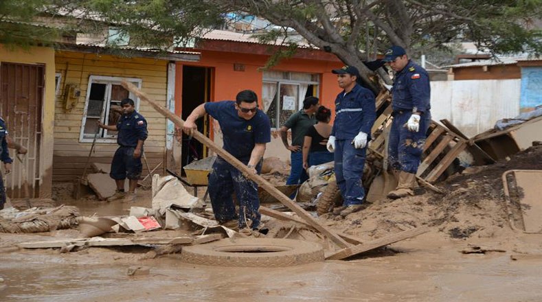 Cuerpos de la infantería marina de Chile ayudando a los trabajadores de limpieza de la localidad de Taltal (Integra la provincia de Antofagasta)