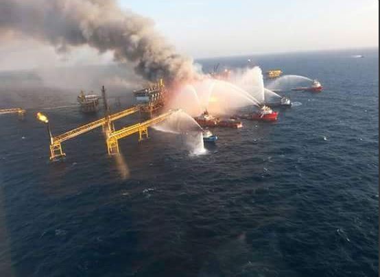 8 barcos contraincendio atienden la explosión