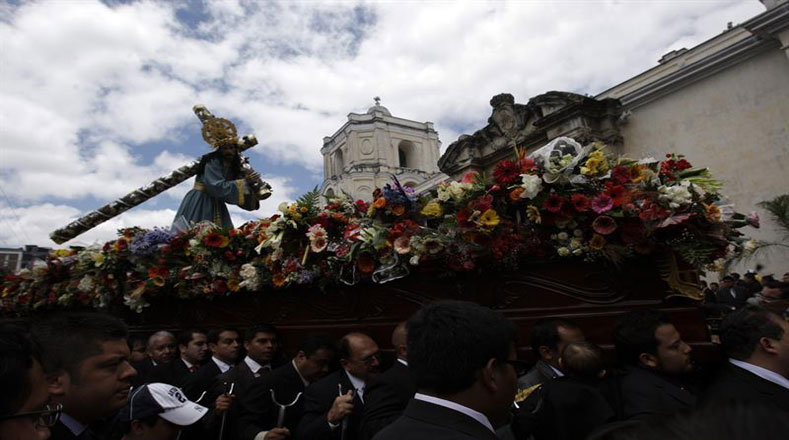 Cargadores llevan a Jesús Nazareno del templo de La Merced, durante "La Reseña", que es el cortejo procesional de Semana Santa más antiguo de Guatemala.