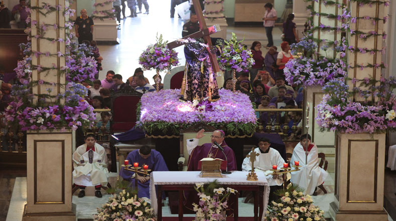 Todos los Miércoles Santo, en la Basílica de Santa Teresa, Caracas, se espera la masiva visita de la feligresía proveniente de varias partes del país (Venezuela)
