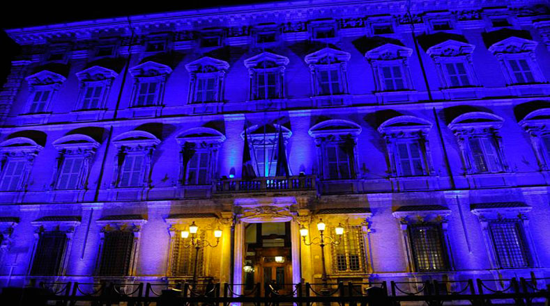El Palacio Madama, frente al Senado de Italia también se iluminó de azul.