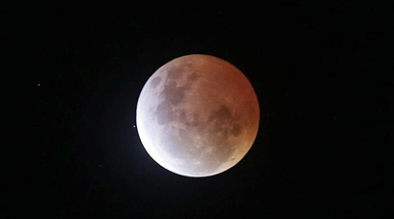 Este fenómeno forma parte de una secuencia de cuatro eclipses que vienen ocurriendo desde abril del año pasado. (Foto desde Indonesia) 