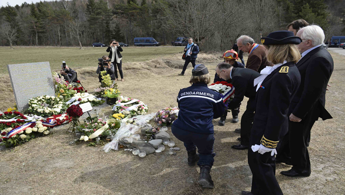 El ministro de Interior de Francia, Bernard Cazeneuve, mientras recibe ayuda para honrar a las víctímas del siniestro.