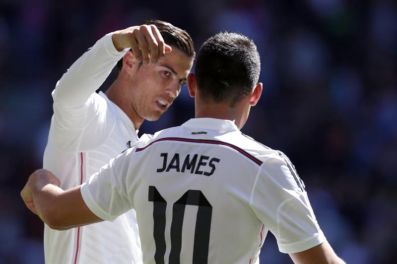James y Cristiano Ronaldo se felicitan tras su trtiunfo ante el Granada. .