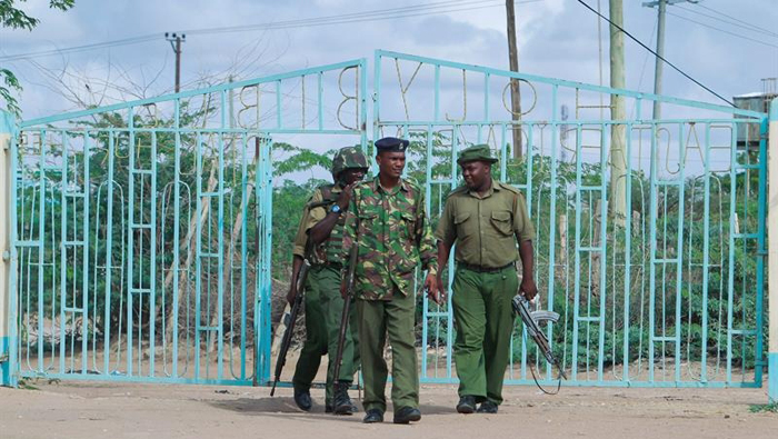 Agentes de la policía de Kenia proporcionan seguridad durante un servicio de oración especial por las 148 personas que murieron en el ataque.