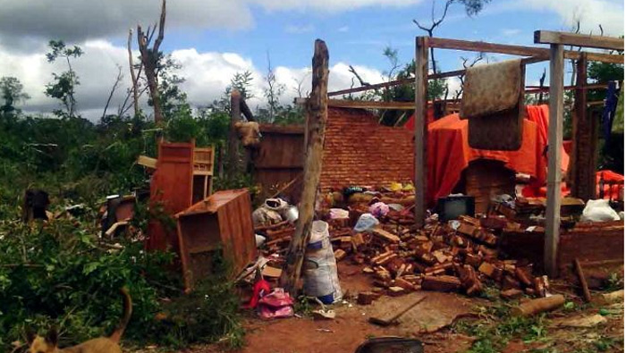 Varias casas quedaron destruidas por los fuertes vientos.