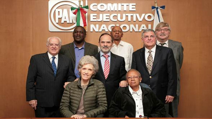 El presidente nacional del PAN, Gustavo Madero (centro), posa con contrarrevolucionarios cubanos en su reunión de marzo de 2015