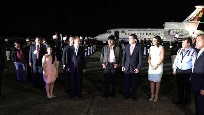 El jefe de Estado boliviano durante su llegada a Panamá