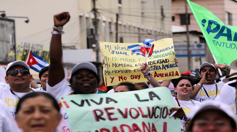 Miles de personas protagonizaron una marcha que salió del Parque Belisario Porras, frente a la Embajada de Cuba en la nación itsmeña, hasta la Universidad de Panamá.