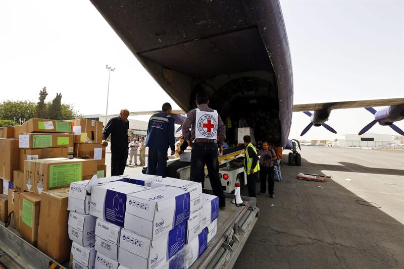 El primer avión en llegar fue el de la Cruz Roja el cual partió desde Yibuti.