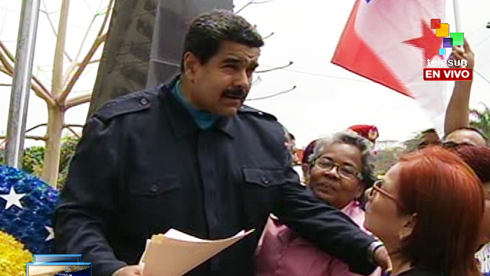 Panameños entregaron al presidente Maduro firmas en solidaridad con Venezuela.