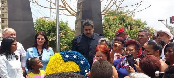 Presidente Nicolás Maduro entrega ofrenda floral al monumento a los caidos en Chorrillo, Panamá. 