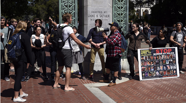 En San Francisco decenas de personas se dirigieron hasta el ayuntamiento; algunos de los manifestantes eran adolescentes.