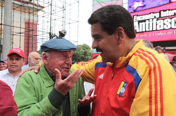 Presidente venezolano Nicolás Maduro junto al escritor uruguayo Eduardo Galeano