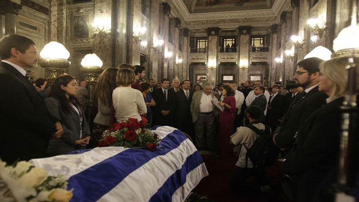 Honras fúnebres del escritor Eduardo Galeano organizadas por el gobierno uruguayo este martes.