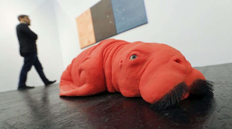 Un hombre pasa junto a "Red morsa 2011", hecha de resina compuesta dental, bigotes y marrones ojos de vidrio por el artista belga Carsten Holler al precio de 90 mil euros ($ 95 mil 300 ) durante la Art Cologne 2015 en Alemania.