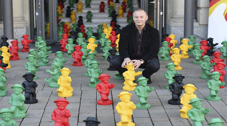  El arista conceptual alemán Ottmar Hoerl presenta su "Ampelmännchen" (Hombrecillos del semáforo) de plástico en Wiesbaden (Alemania), honrando el día mundial del arte.