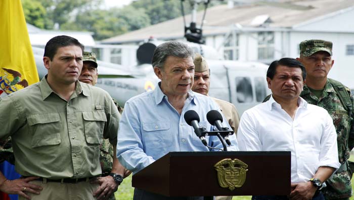 El presidente Juan Manuel Santos levantó la suspensión de bombardeos a las FARC-EP tras un choque que dejó 11 militares muertos en el Cauca.