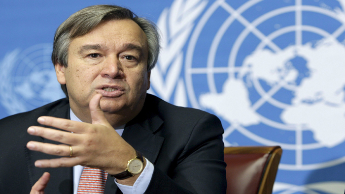 El director de Acnur, António Guterres, critica la suspensión de la operación Mare Nostrum.