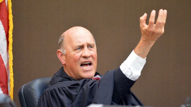 El juez encargado del caso, Jerry Baxter, calificó el crimen como uno de los peores en la historia del estado de Georgia
