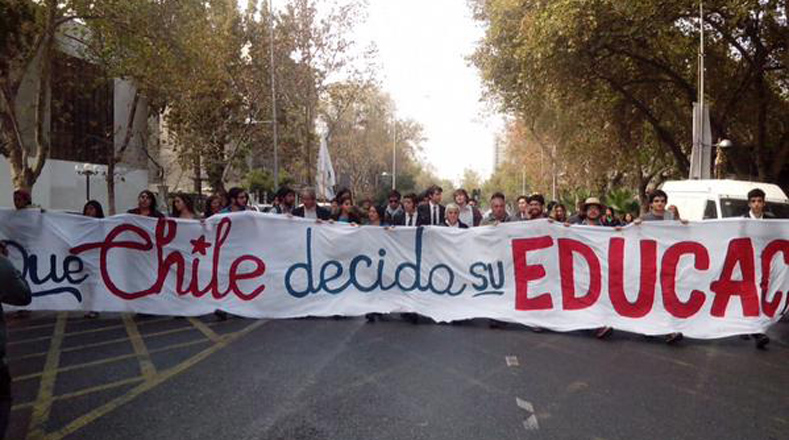 Más de 100 mil personas marchan por más democracia y menos corrupción, para que ¡Chile decida su educación!
