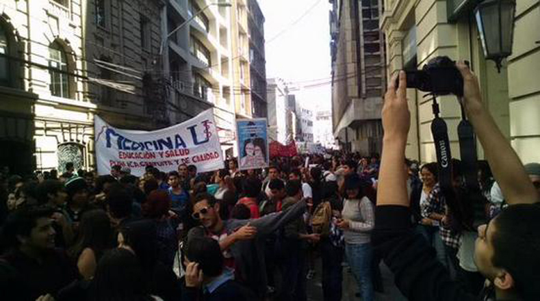 Chilenos marchan por las calles de Valparaíso para exigir que la política no interfiera en la educación.