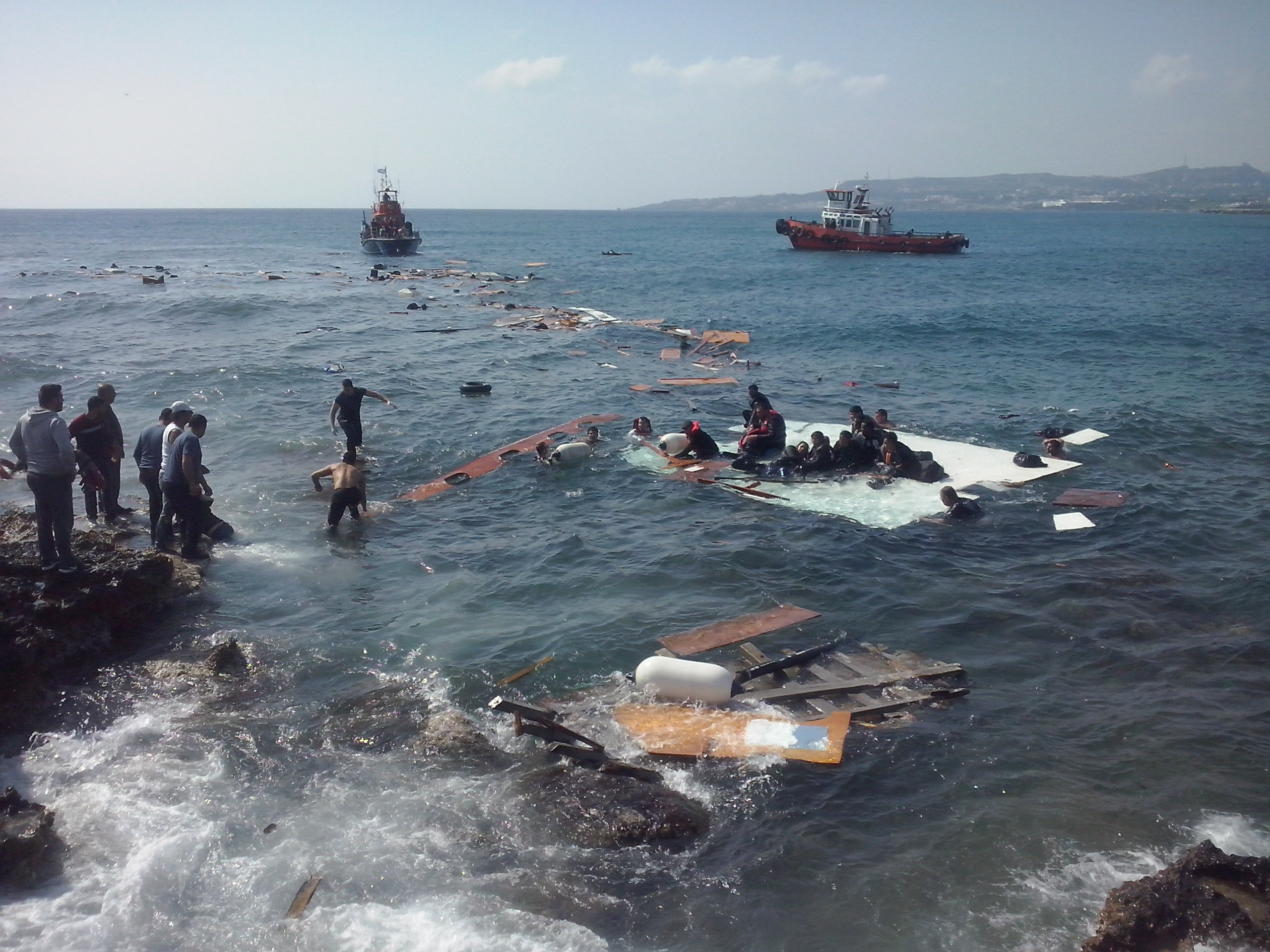 Operaciones de rescate son llevadas a cabo en la Isla de Rodas, Grecia, este lunes luego de que una embarcación que transportaba alrededor de 200 migrantes irregulares, naufragó.
