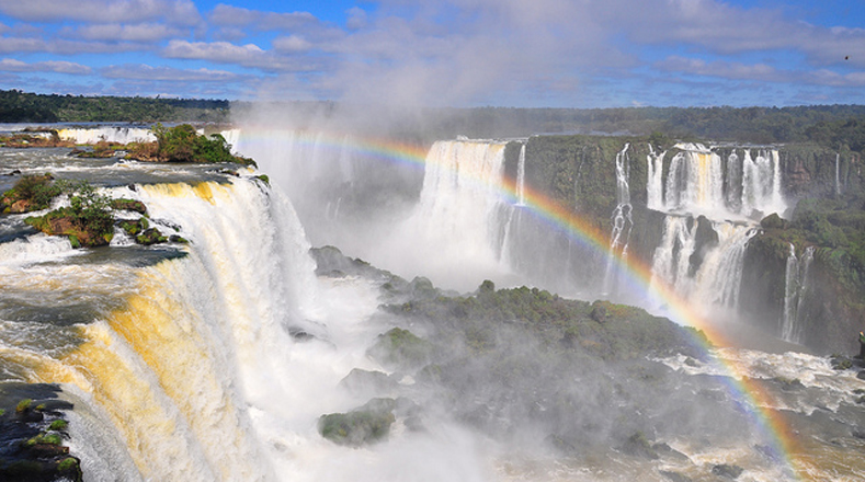 Las Cataratas de Iguazú, ubicadas en el interior del Parque Nacional Iguazú en el extremo norte de la Provincia de Misiones (Argentina), es considerada una de las siete maravillas naturales del mundo.