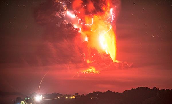 La segunda erupción se observó como si una gran llamarada de fuego saliera desde el interior del macizo.