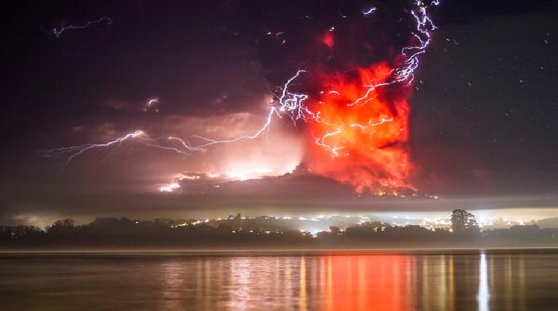Autoridades declararon alerta roja en la zona sur de Chile, debido a que el proceso eruptivo en curso implica una "alta amenaza para la población". 