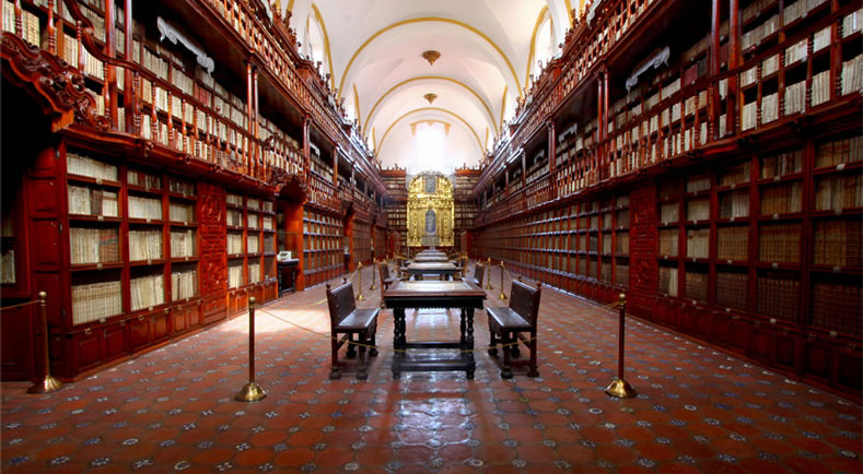 El acervo de la Biblioteca Palafoxiana, en Puebla, comprende más de 40 mil volúmenes, la mayoría fechados antes de la Independencia de México. Es un tesoro importante para esta región, hoy en en día un testimonio inalterado del legado europeo en América.