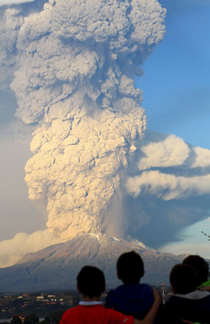 La nueva erupción se registró a 01H00 hora local (04H00 GMT), según informó el Servicio Nacional de Geología y Minería (Sernageomin) y el Observatorio Vulcanológico de los Andes del Sur (Ovdas).