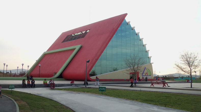 El Biblioparque Saltillo Sur es una combinación perfecta entre la cultura, educación y el deporte. Fue inaugurado en el 2011, es una arquitectura que sobresale en México.