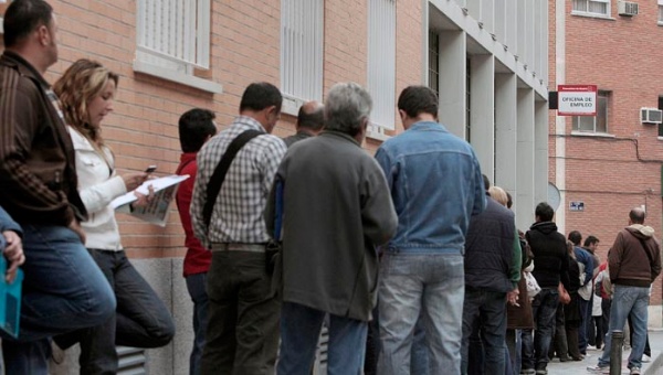Cada vez más extranjeros residenciados en España, así como sus jóvenes, siguen emigrando del país en busca de mejoras laborales.