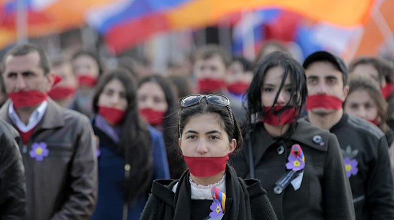 Ciudadanos armenios participan en una concentración en Rusia para recordar a las víctimas.