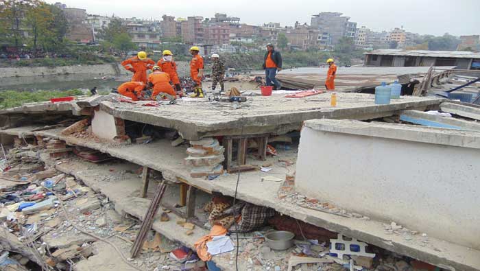 Efectivos de la Fuerza India de Respuesta de Desastres Nacionales durante sus labores de rescate en Nepal