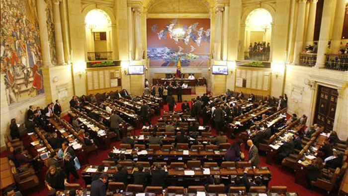 Senado colombiano busca eliminar posibilidad de reelección presidencial.