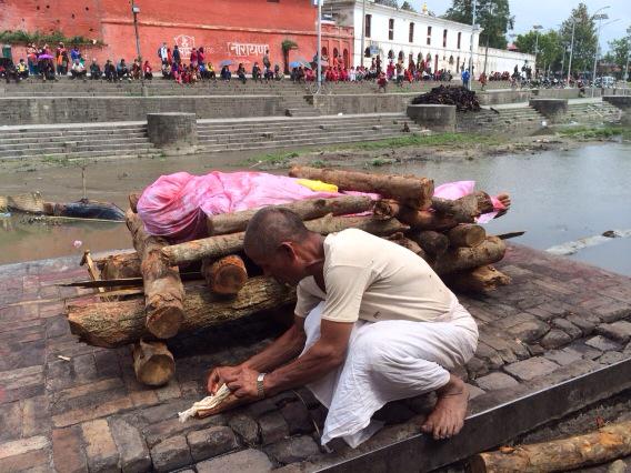 Las víctimas del terremoto en Nepal son cremadas en hogueras al aire libre en un templo de Katmandu