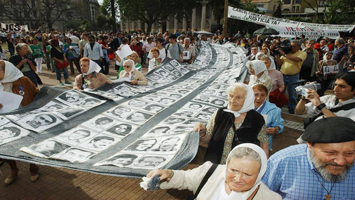 Madres de Plaza de Mayo tienen un rol fundamental en Argentina en la lucha por los derechos humanos y la paz.