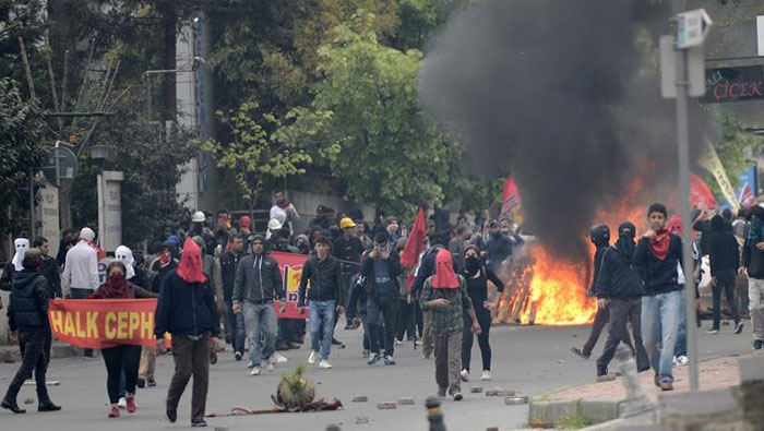 Manifestantes turcos se enfrentaron a la policía antidisturbios durante la marcha.