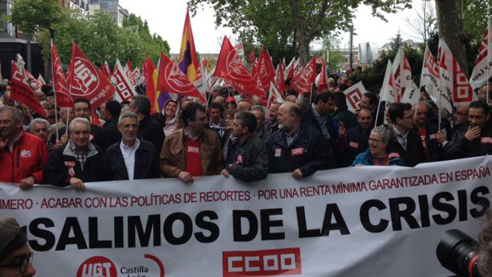 En la manifestación de Madrid se ven varias pancartas y los participantes corean gritos.