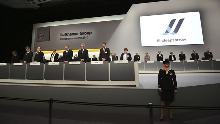 Miembros de la junta directiva de Lufthansa guardaron un minuto de silencio por las víctimas del accidente aéreo en los Alpes franceses.