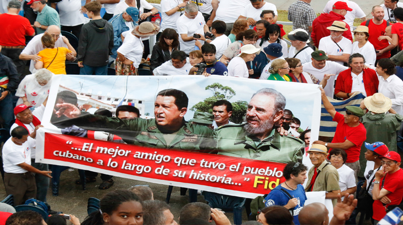 "El mejor amigo que tuvo el pueblo cubano a lo largo de su historia", reza la pancarta en alusión al Comandante Hugo Chávez.